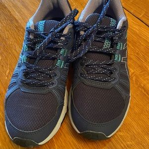 ASICS Gel Venture 7 trail shoe.  Size 5 1/2M